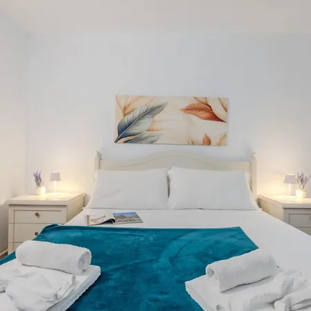 Sea View House 6 *